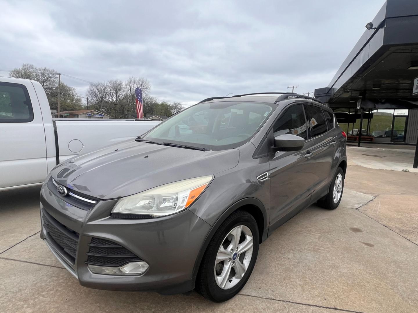 2013 GRAY Ford Escape SE FWD (1FMCU0GX4DU) with an 1.6L L4 DOHC 16V engine, 6-Speed Automatic transmission, located at 24375 E. Hwy 51, Broken Arrow, OK, 74014, (918) 592-3593, 36.156311, -95.992752 - Photo#0